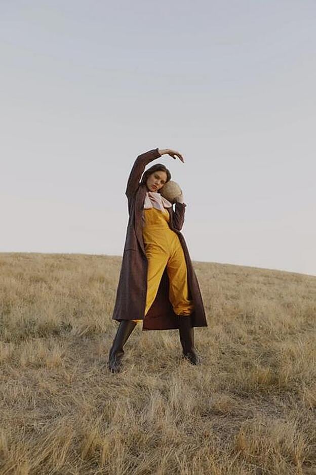 El abrigo de Tamara Falcó en burdeos.