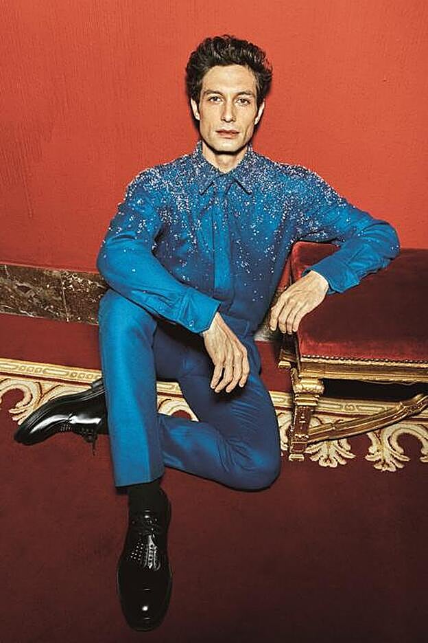 Camisa y corbata con aplicaciones de pedrería pantalón y zapatos, todo de Louis Vuitton.