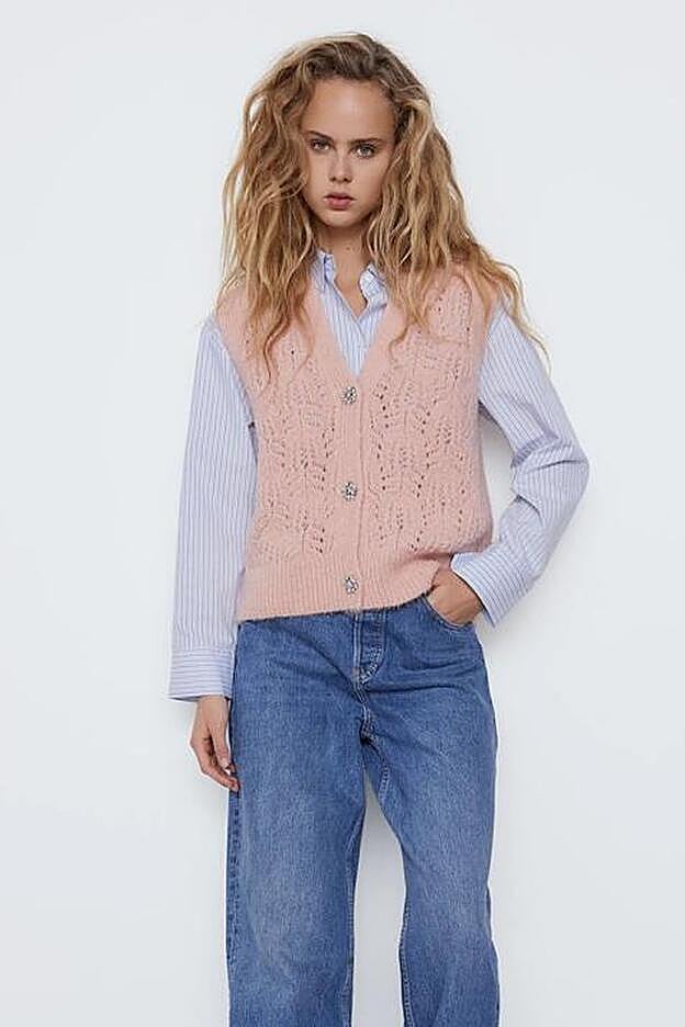 Este chaleco cuenta con botones joya en forma de flor.