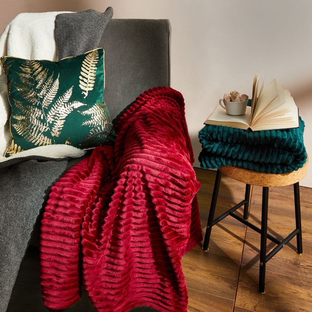 Los planes en 2021 seguirán siendo muy caseros, así que nada mejor que envolvernos en mantas gustosas como las de Primark Home (a partir de 8 euros) o acurrucarnos entre cojines tan confortables como estos (7 euros).