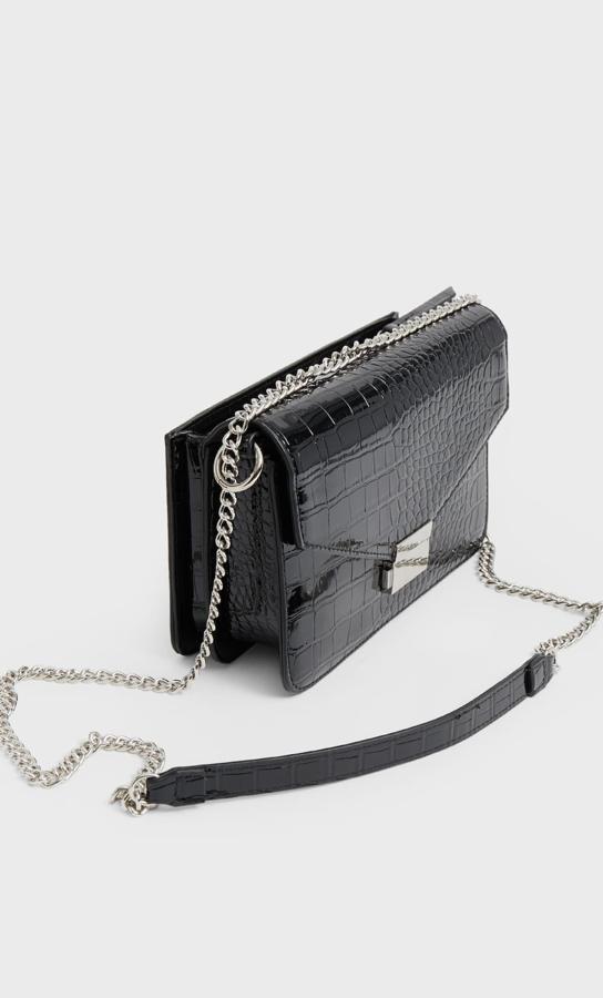 Disponible en negro o en rojo, este bolso bandolera de coco efecto charol y asa con detalle de cadena tiene un precio rebajado de 13,99 euros.