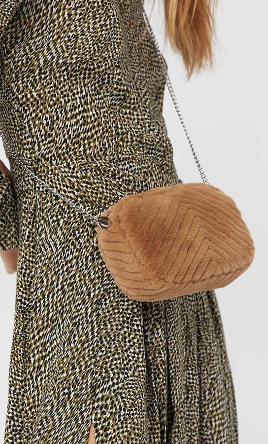 En tejido efecto pelo de color beige, este bolso bandolera de diseño redondeado tiene un precio de 12,99 euros.