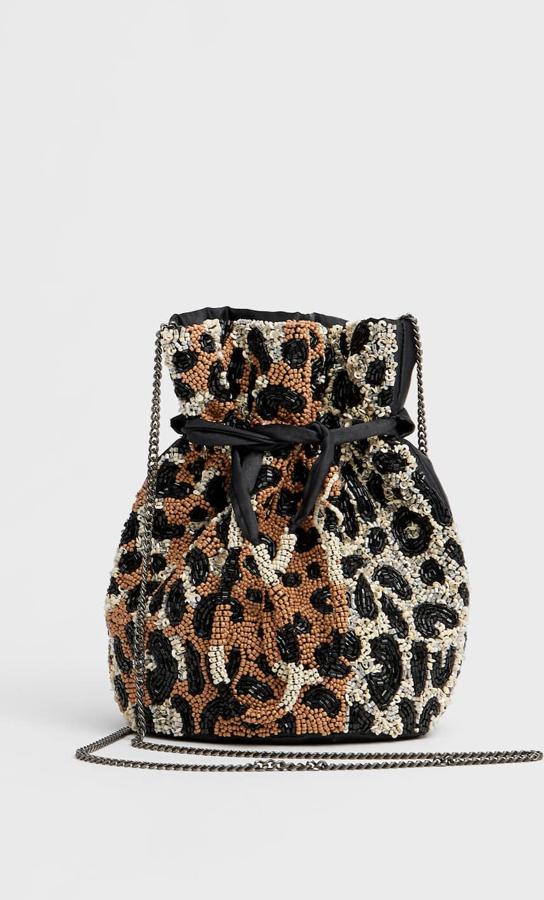 En color negro y con cuentas de varios tonos, este bolso tipo bombonera con asa larga de cadena fina tiene un precio de 19,99 euros.