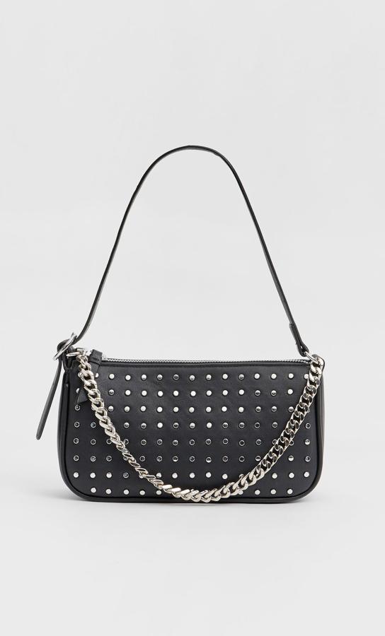 En color negro y con tachas, este bolso con asa de hombro y detalle de cadena tiene un precio rebajado de 11,19 euros.