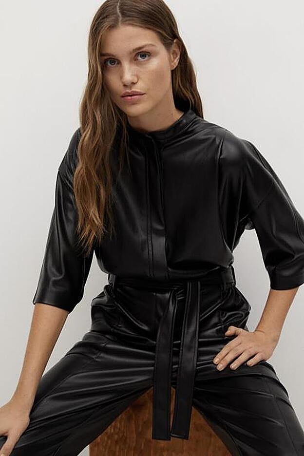 Este mono de Mango cuenta con cinturón desmontable.