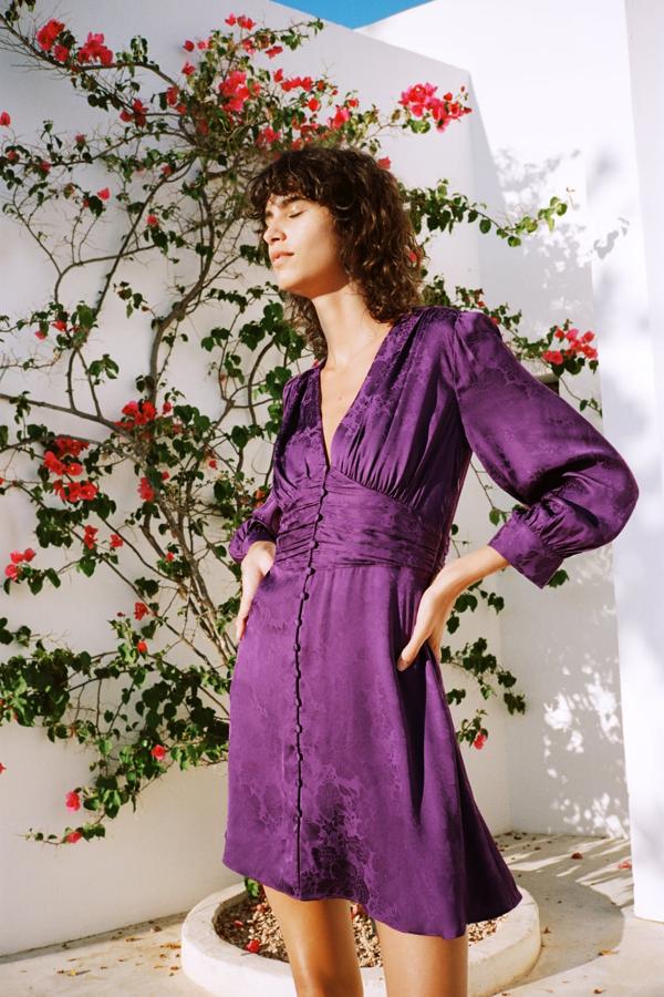 Vestido de seda con escote de pico y manga larga, de los Special Prices de Zara (19,99 €).