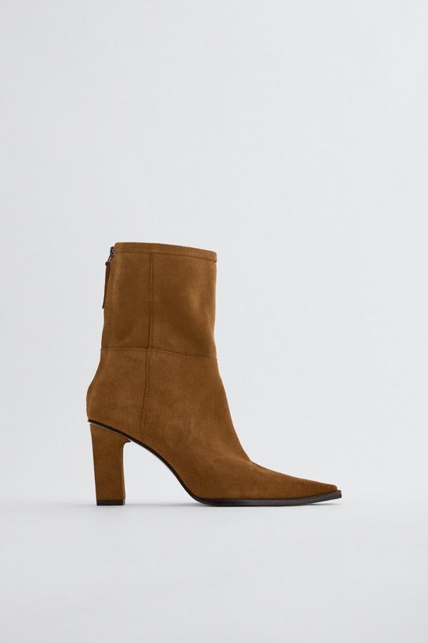 Botines de ante con tacón alto, de los Special Prices de Zara (29,99 €).
