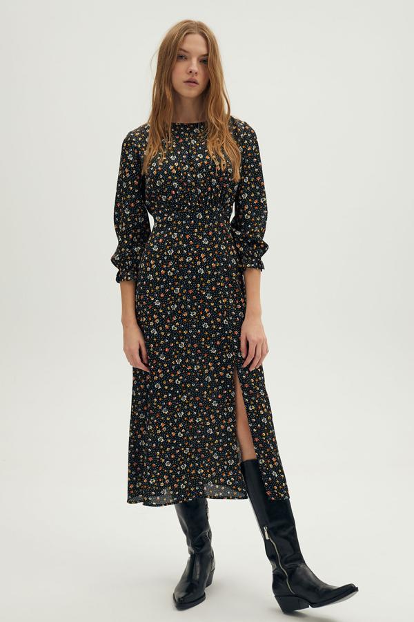 De manga larga y abertura delantera, este vestido largo de color negro con pequeñas flores multicolor tiene un precio de 19,99 euros.