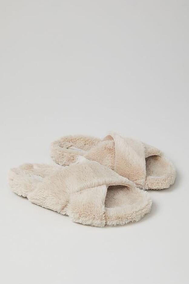 Esta zapatilla de pelo es perfecta para las más frioleras.