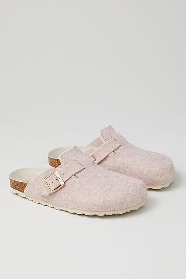 De estilo zueco, esta zapatilla de color rosa se adapta perfectamente al pie.