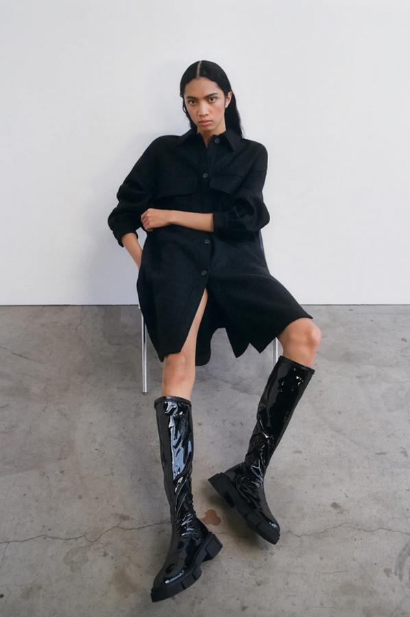Diseño acharolado para estas botas altas planas en color negro de Zara con suela gruesa tipo track y cierre de cremallera interior. Están disponibles entre los números 35 y 42 por 45,95 euros.