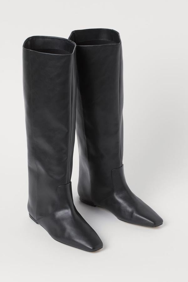 Confeccionadas en piel sintética con caña hasta la rodilla y puntera cincelada, estas botas de H&M con forro en punto de poliéster reciclado y suelas de goma tienen un precio de 59,99 euros y está disponibles únicamente en los números 35 y 36.