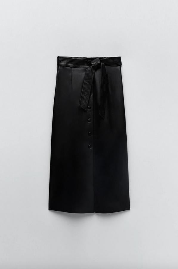 De tiro alto con elástico en la espalda, cierre frontal de botones a tono y detalle de cinturón lazada, esta falsa midi en efecto piel de Zara y color negro tiene un precio de 29,95 euros y regresará a la web entre las tallas XS y XL.