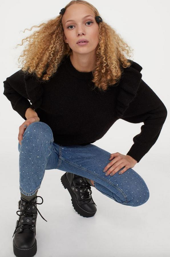 Confeccionado en punto suave con lana en la trama, este jersey de punto con ribete de volantes en los hombros y remate de canalé en cuello, puños y bajo, tiene un precio de 19,99 euros y podemos encontrarlo en H&M entre las tallas XS y L.