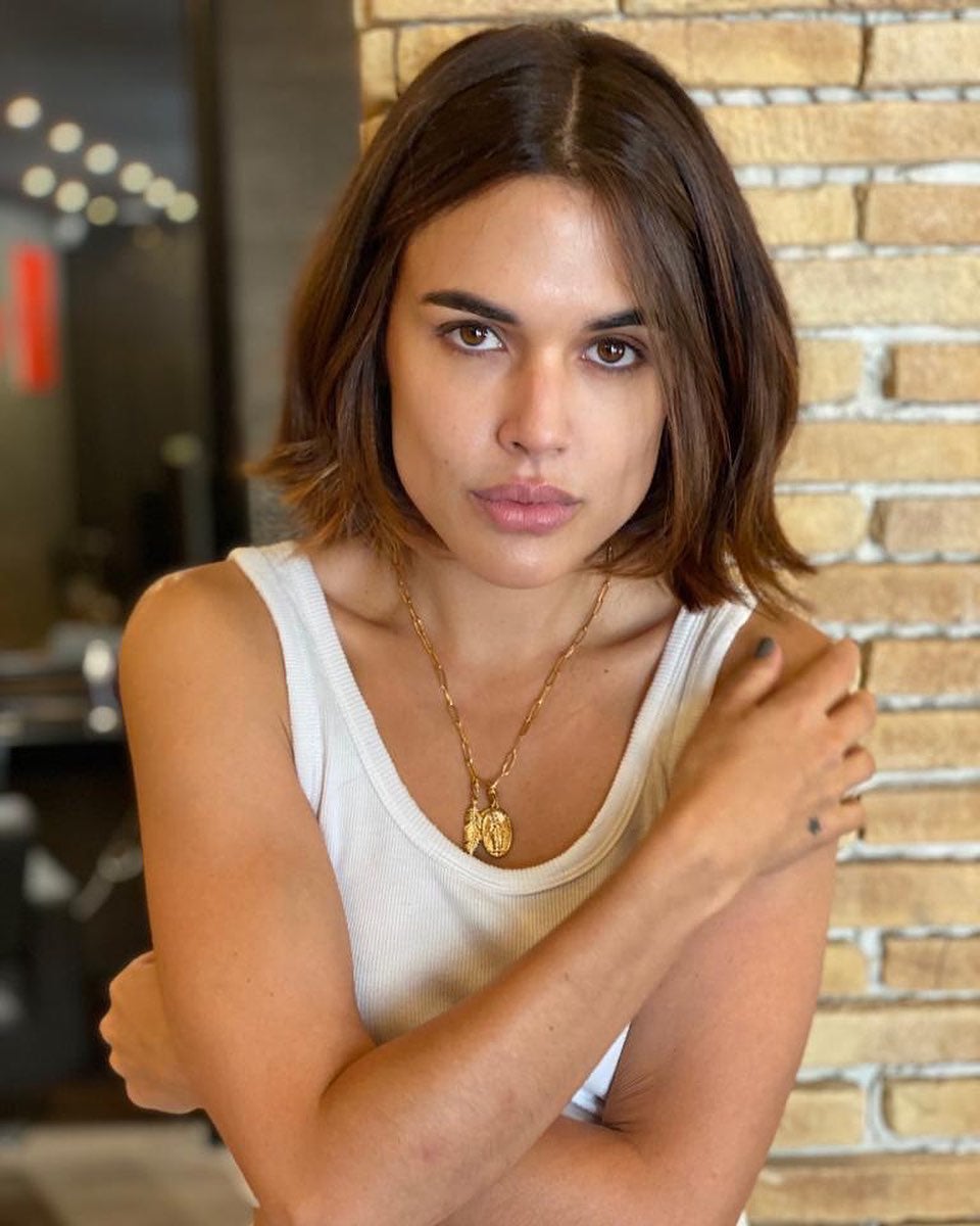 Seguimos con el team de las melenitas cortas y con el cambio de look que más hemos visto en 2020. Sí, el corte de pelo bob ha reinado de nuevo entre las tendencias capilares y Adriana Ugarte, después de 10 años de llevar el pelo largo,  cortó por lo sano  y está guapísima.