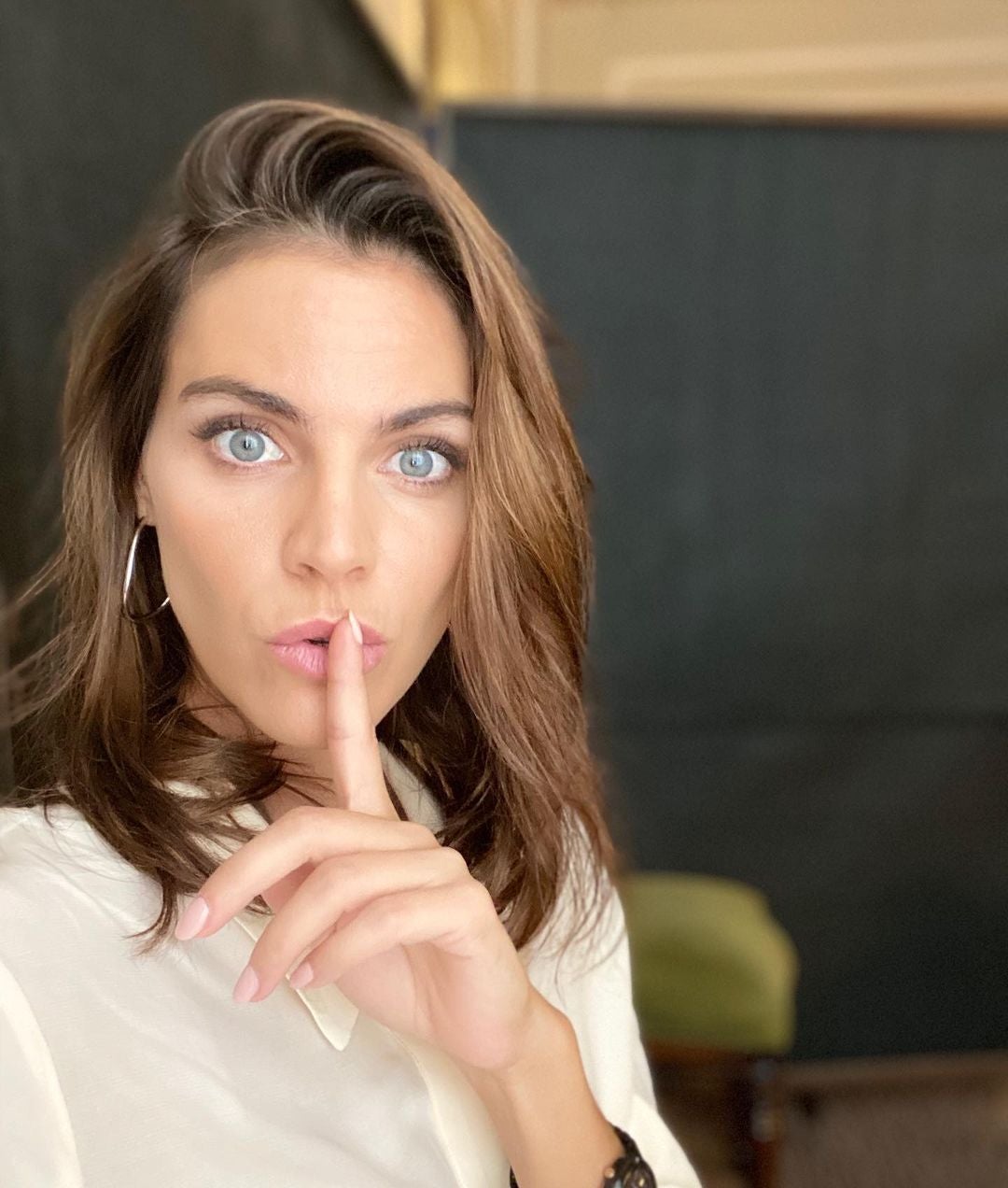 Otro ejemplo de cambio de look favorecedor es el  color de pelo por el que optó Amaia Salamanca  tras el verano para acabar con su rubio platino: un castaño iluminador que sienta fenomenal a todos los rostros y a cualquier edad.