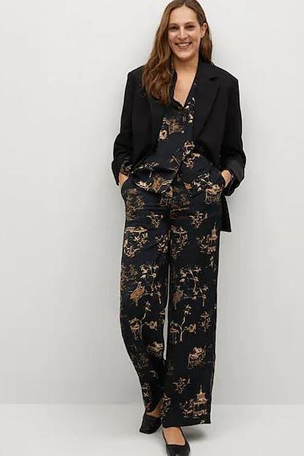 Conjunto de blusa y pantalón de raso con estampado oriental, de Mango.
