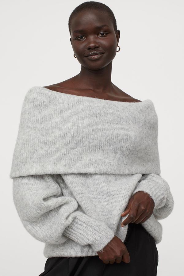 Hay jerséis que parece que nos abrazan, y este de punto gustoso con escote 'off the shoulders' de H&M es uno de ellos. Cuesta 29.99 euros.