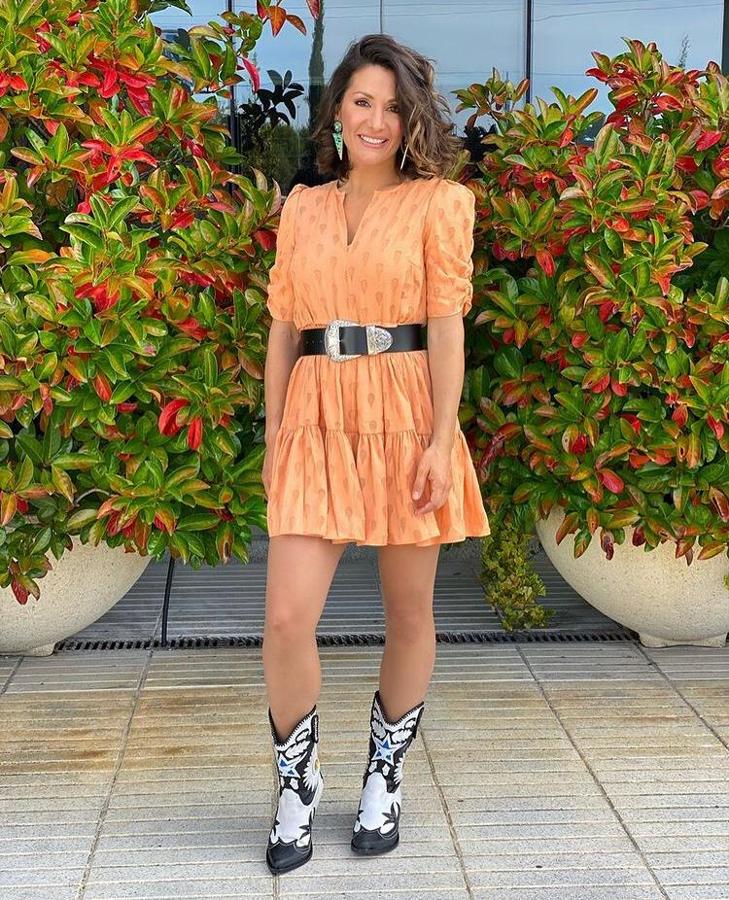 Con  este vestido de H&M , Nagore demostró -una vez más- que la fórmula de minivestido y botas es y será su favorita.