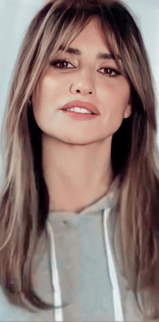 Fuera no se podía quedar  Penélope Cruz y su reciente cambio de look  con un color de pelo rubio caramelo y un flequillo cortina con el que ha dejado boquiabierto a medio mundo. La actriz ha abandonado su habitual castaño oscuro para quitarse 10 años de encima. El resultado es brutal y no, esta vez no ha sido por exigencias del guion sino porque le sienta realmente bien.