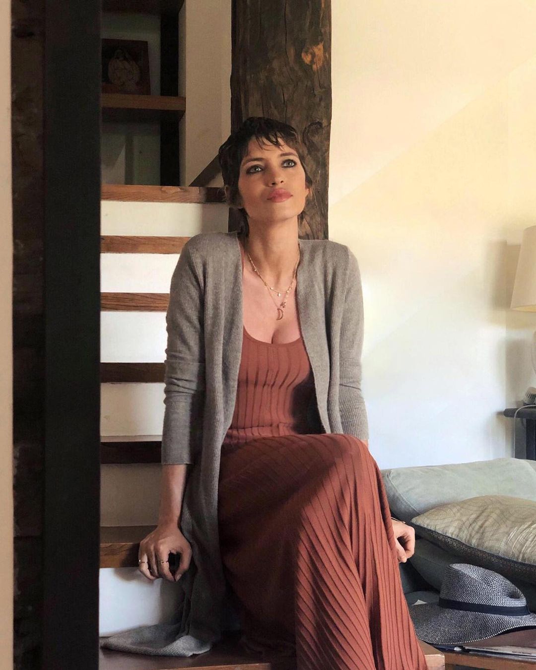 Otro de los cambios de look del 2020 que nos dejó sin palabras fue el de  Sara Carbonero , que pasó de lucir un cabello larguísimo a un pixie XXL con flequillo que fue super aplaudido. ¿Te atreverías con este corte de pelo?