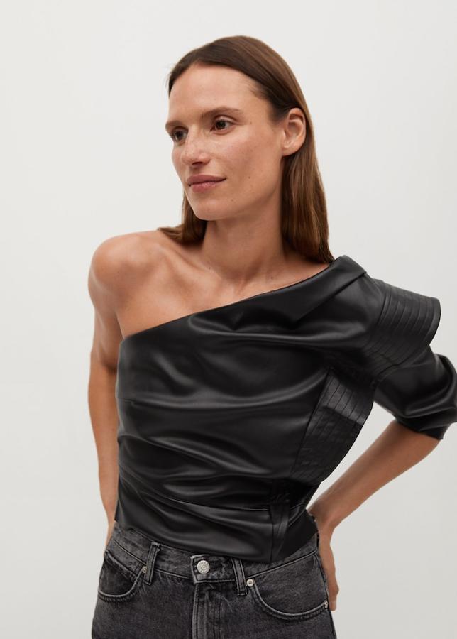 Top efecto cuero con una manga larga y volantes laterales, de Mango (29,99 €).