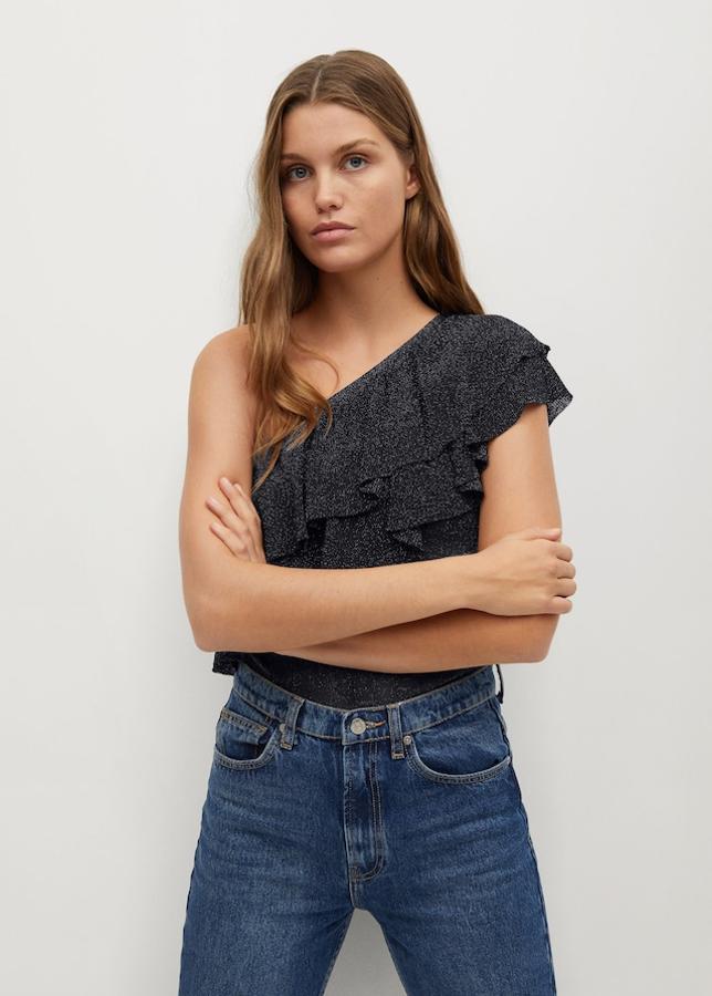 Vestido de lúrex con volantes, de Mango (19,99 €).