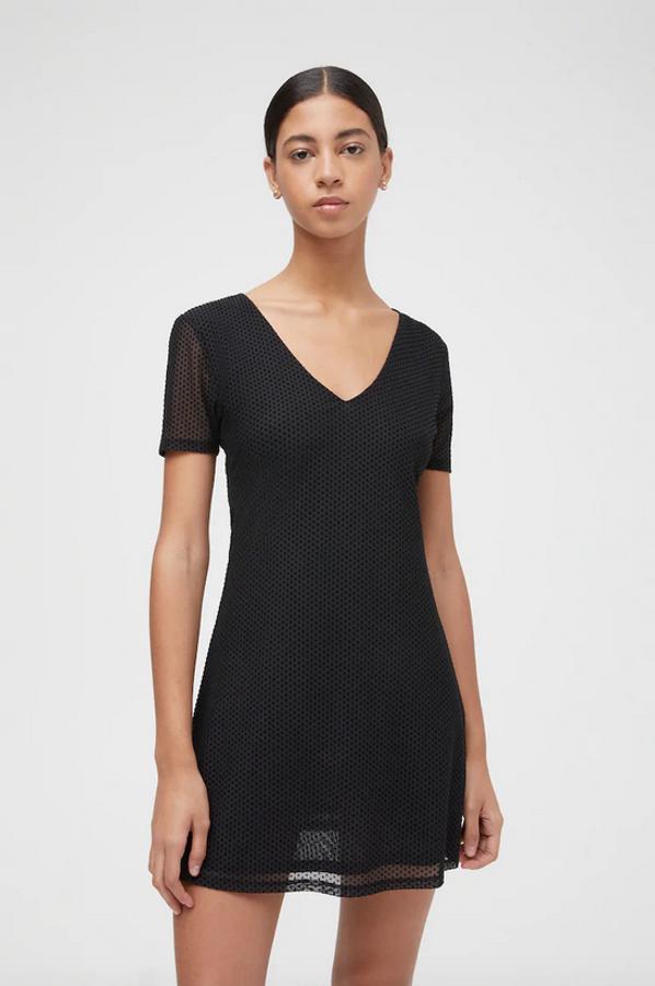 En tejido plumeti, con mangas cortas, cuello redondo y confeccionado en tejido ligeramente elástico, este vestido mini de Pull&Bear tiene un precio de 12,99 euros y está disponible entre las tallas XS y L.