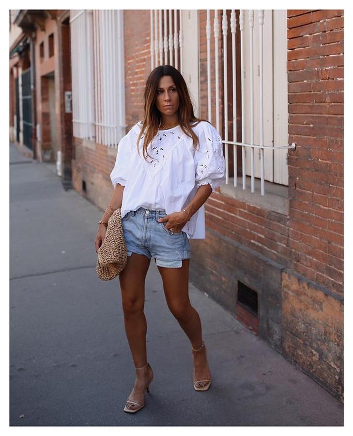 Desde Francia llega también este look de @boho_addict. Ella lleva como nadie este tipo de looks con shorts vaqueros y blusas románticas.