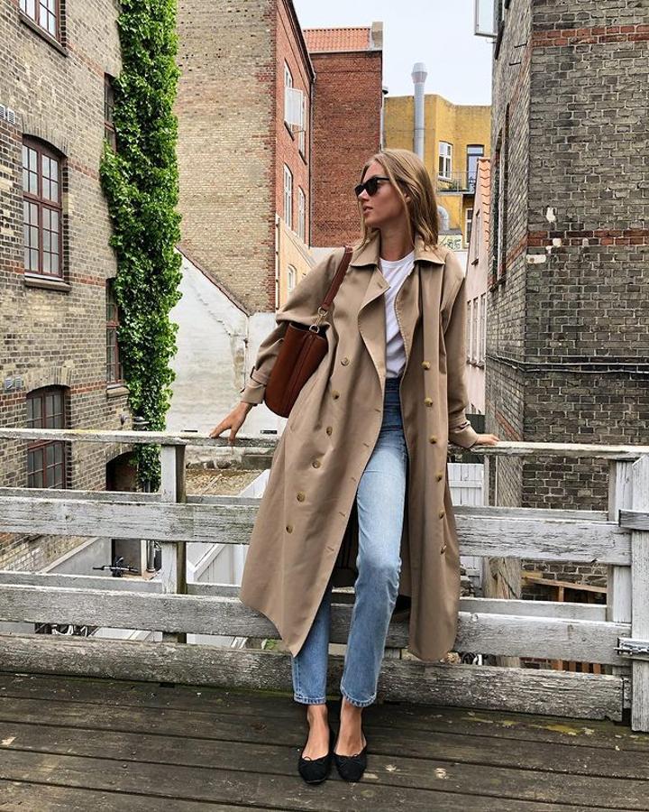 El trench sigue siendo una de las prendas que no puede faltar en ningún armario. Una prenda todorreno como ninguna. @cecilemoosgaard