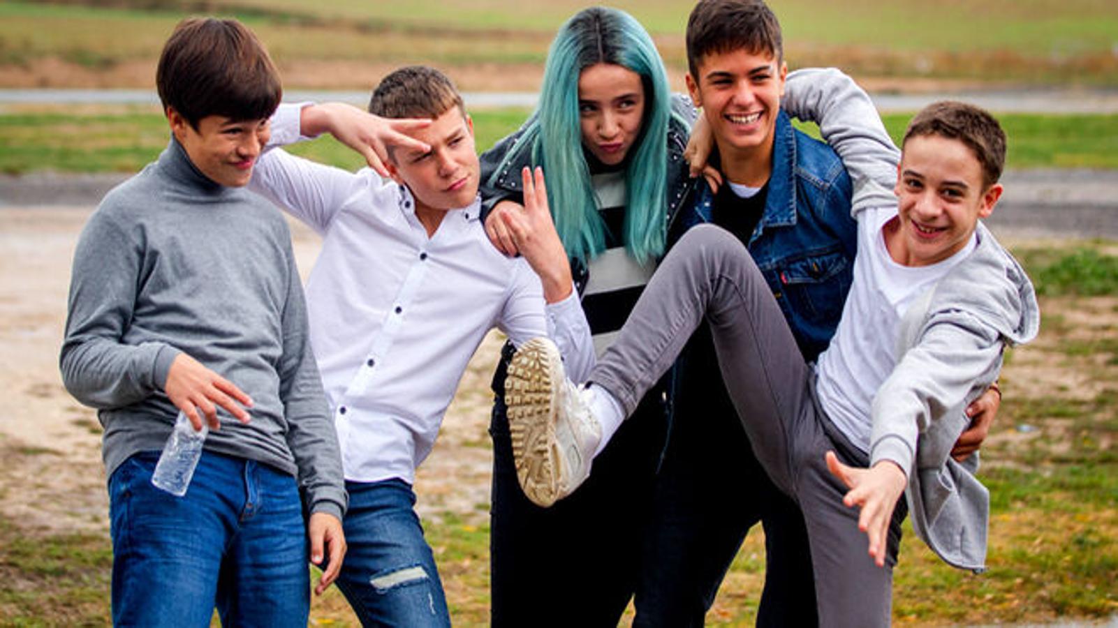 Tierno y durísimo a la vez, Albert Espinosa triunfó con Pulseras rojas y el 29 de enero vuelve con Los espabilados, una serie sobre un grupo de adolescentes que se escapan de un centro psiquiátrico para buscar al hermano de uno de ellos, atravesando media Europa.