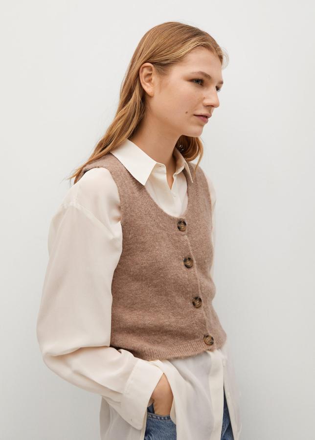 Chaleco de punto color arena de Mango (19,99 euros). Una de las prendas estrella de la temporada en un color básico.