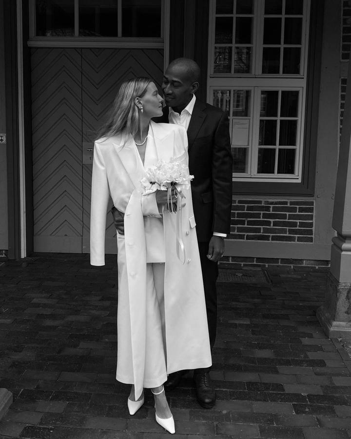 Si Hilary fue la primera, Marie von Behrens ha sido la última. Y ha pasado a formar parte de nuestra lista por apostar por un traje de chaqueta y pantalón de Magda Butrym muy elegante y original.