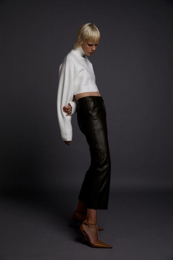 En efecto piel en color negro, este pantalón chino con cierre de botón y cremallera y bajo por encima del tobillo ha pasado de 35,99 euros a 28,75 euros. Está disponible en las tallas 38, 40 y 42.