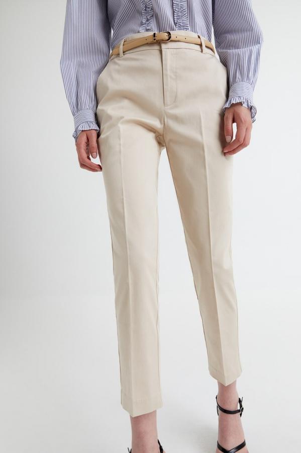 Diseño de pitillo para este pantalón de vestir en satén y color marfil que costaba 15,99 euros y ahora podemos comprar por 9,99 euros.