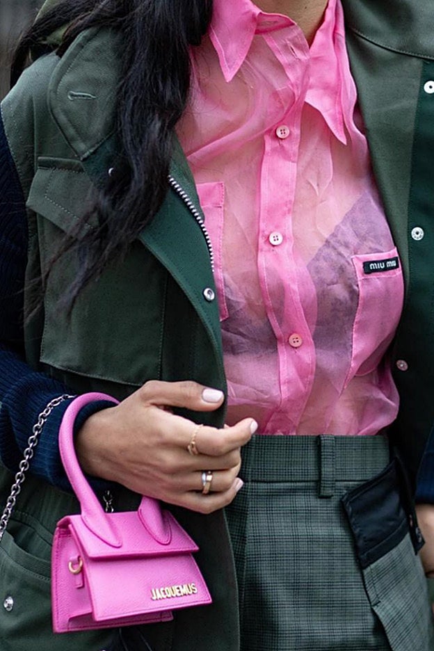 Atención a este contraste de color: sujetador azul marino bajo organza rosa.