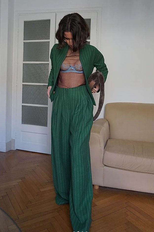 Una combinación cien por cien: sujetador con traje pantalón.