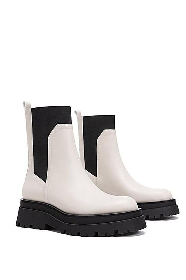 Esta es una de las propuestas más orginales, un botín crudo con elásticos y suela track en negro.