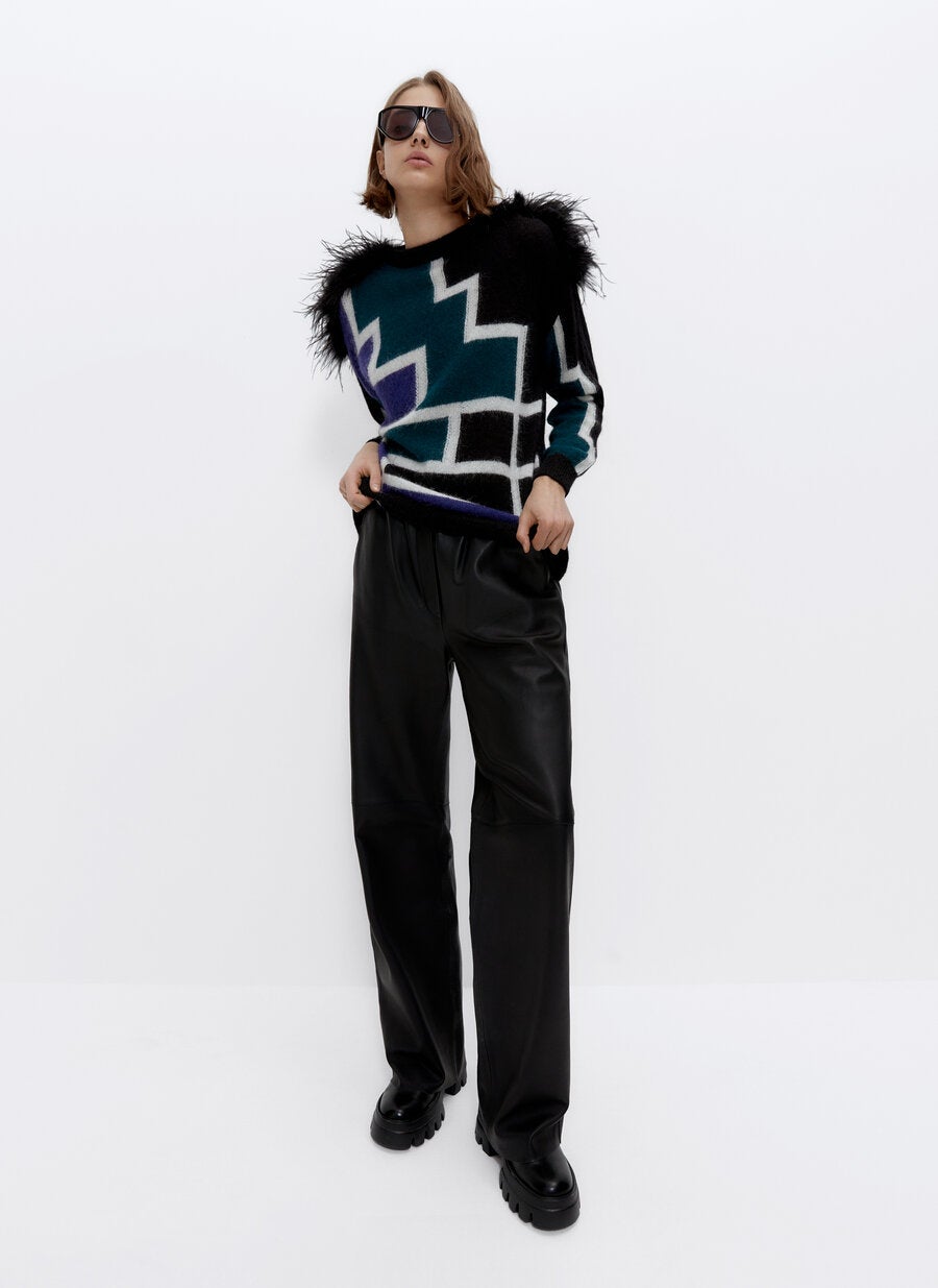 Inspirado en el nuevo confort y con una de las tendencias del 2021 más bonitas: las plumas. Ficha este jersey de jacquard geométrico que combina una paleta de colores vibrante. Disponible en las tallas S y M. (99 euros).