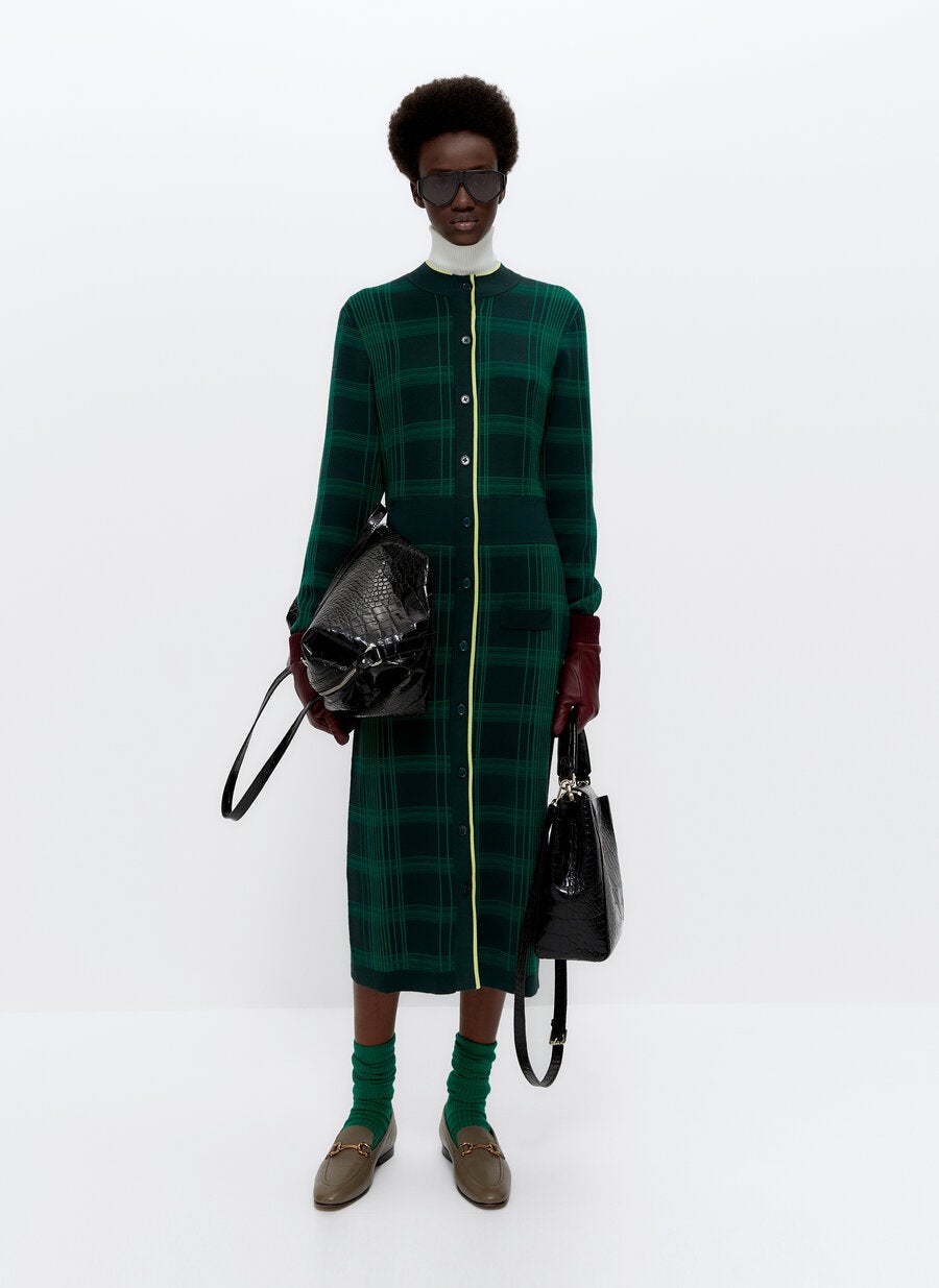 De estilo british, ficha este vestido midi de punto para tus looks con más estilo. (99 euros).