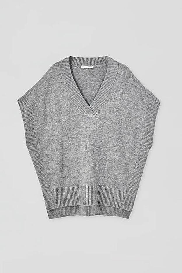 El chaleco es de lo más combinable, y cuenta con aberturas laterales.