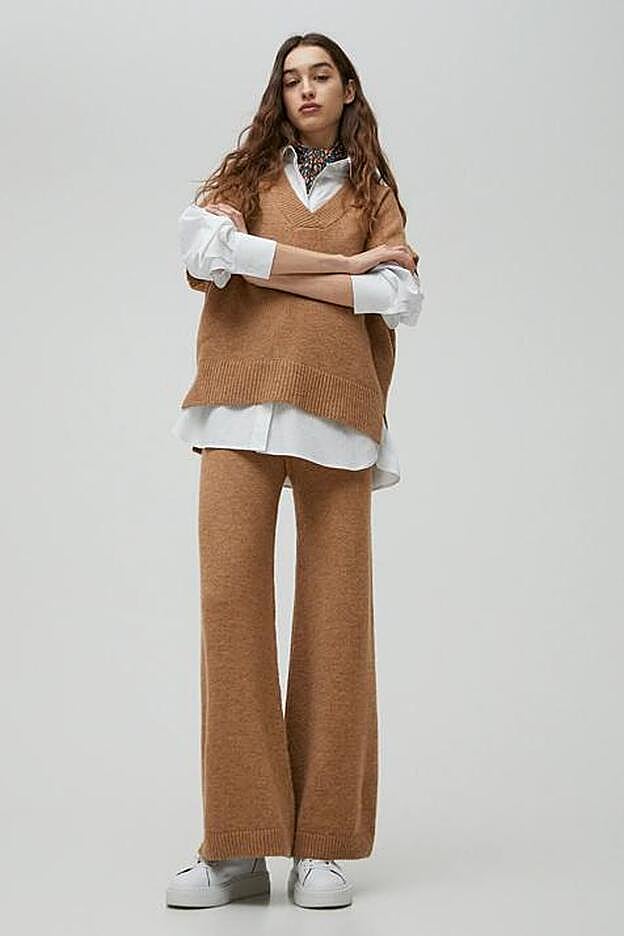 Disponible en dos colores, gris y camel, este conjunto de punto está arrasando.