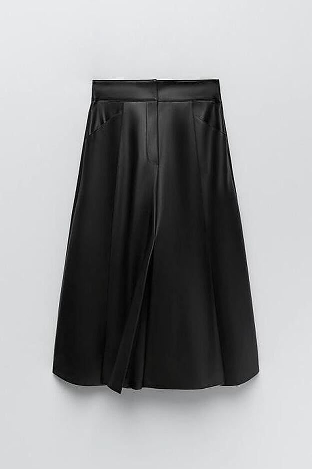 Esta falda midi de efdecto piel te dará mucho juego para crear looks de diez.