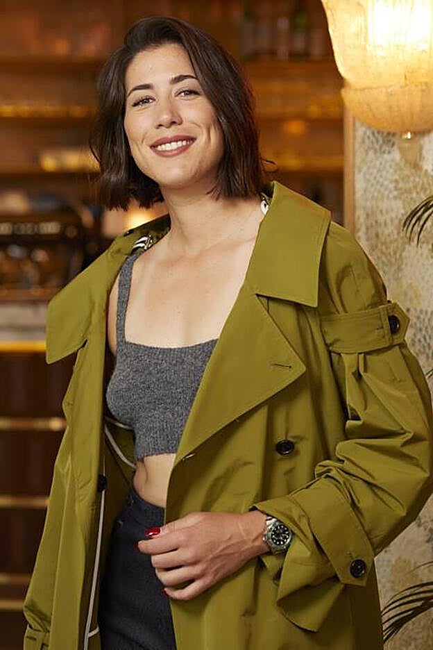 La tenista, con trench de Nina Ricci, top de Zara y pantalón de Max Mara. El reloj es de Rolex.