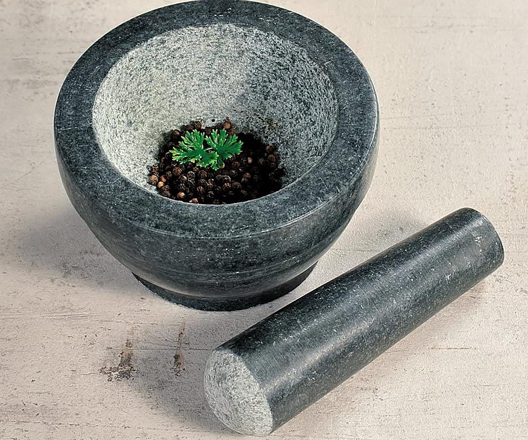 De granito en color negro, este resistente mortero con maza a juego es de la marca Kesper y tiene un precio de 14,99 euros.