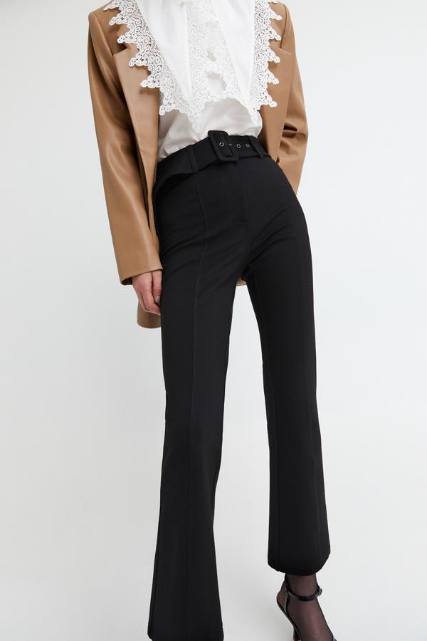 Pantalón negro elástico con cinturón. Rebajado de 35,99 a 25,99 euros.