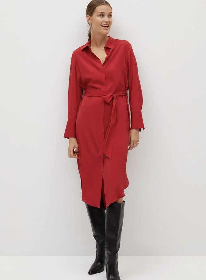 Este vestido camisero de color rojo y cuello clásico cuenta con cinturón desmontable y cierre de botones oculto. Tiene un precio rebajado de 19,99 euros.