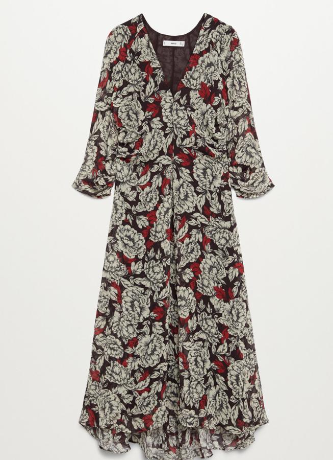 En tejido de canalé y con estampado floral, este vestido de manga larga y cuello de pico tiene un precio rebajado de 39,99 euros.