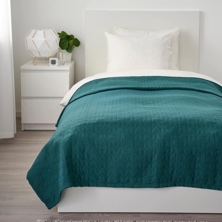 Disponible en verde oscuro o en gris, esta colcha mide 150x250 centímetros y tiene un precio de 30 euros.