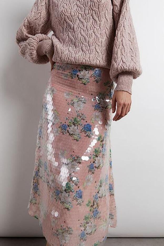 Esta falda en tonos pastel y lentejuelas grandes transparentes se ha convertido ya en todo un objeto de deseo low cost.